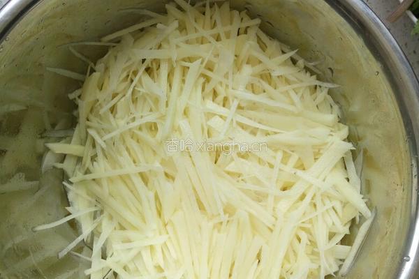 大叶芹炒土豆丝的做法图解2