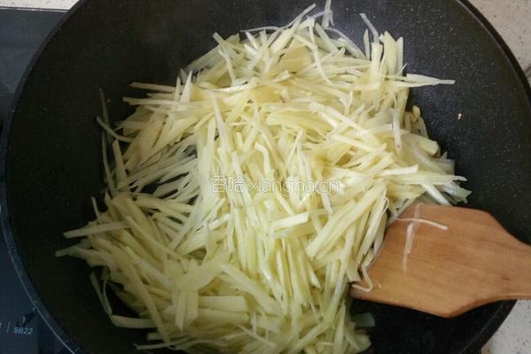 大叶芹炒土豆丝的做法图解4