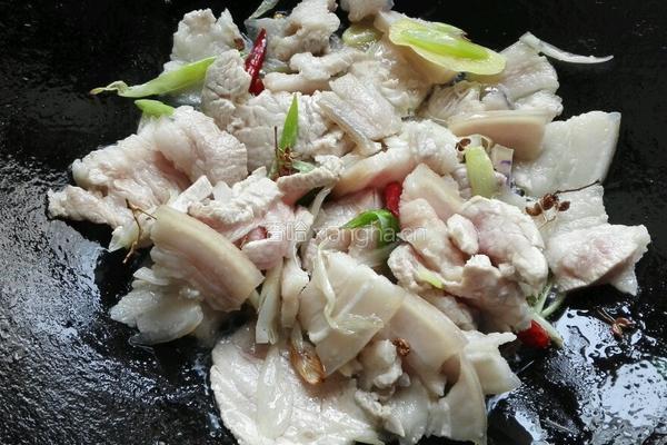 五花肉炒蒜苔的做法图解4