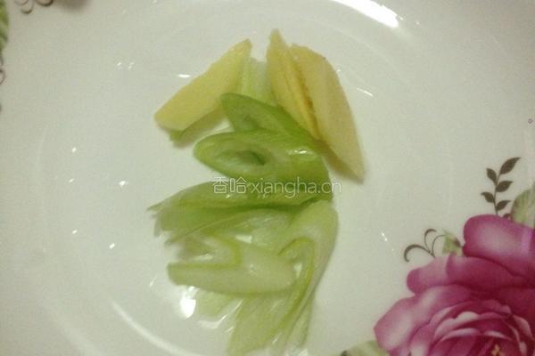 白菜猪肉炖粉条的做法图解3
