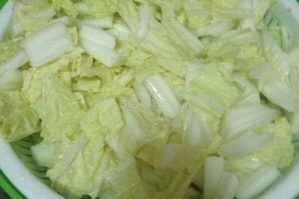 白菜猪肉炖粉条的做法图解2
