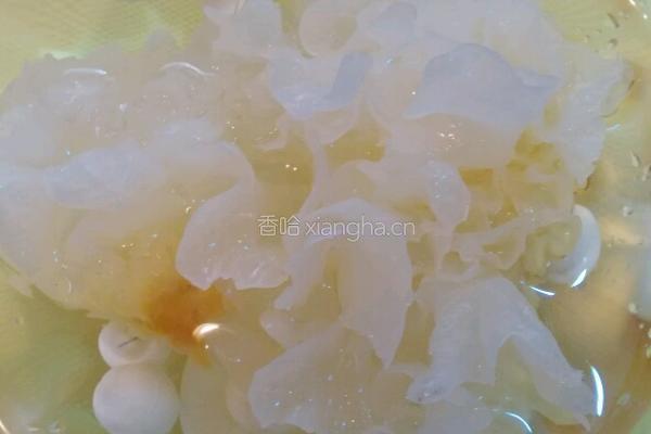 银耳莲子汤的做法图解3