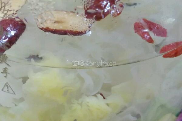银耳莲子汤的做法图解7