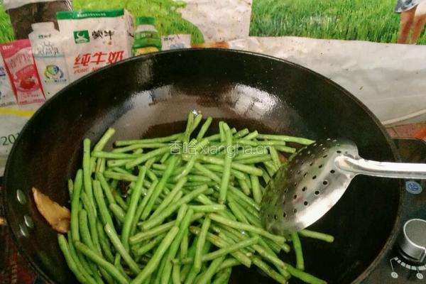 茄子炒豆角的做法图解3