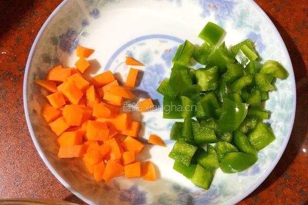 金包银炒饭的做法图解1