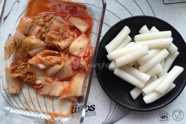 泡菜炒年糕的做法图解2