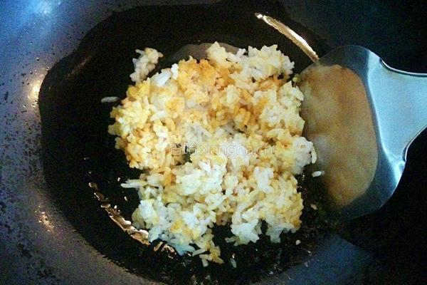 五彩菠萝炒饭的做法图解5