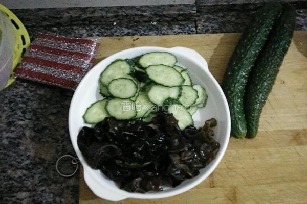 黄瓜木耳炒鸡蛋的做法图解1
