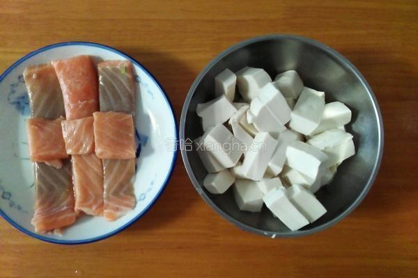 三文鱼炖豆腐的做法图解1