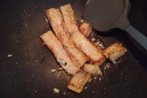 三文鱼炖豆腐的做法图解2
