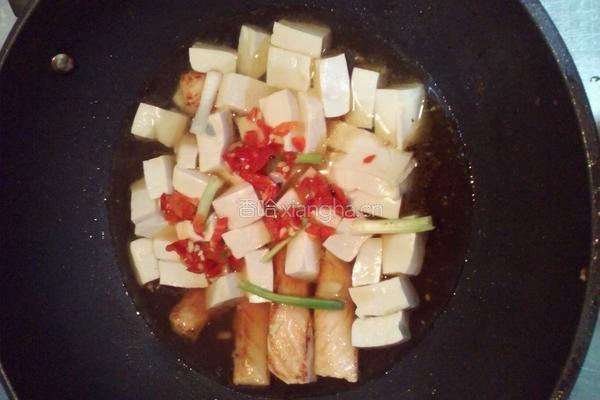 三文鱼炖豆腐的做法图解3