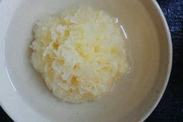 苹果银耳红枣汤的做法图解1