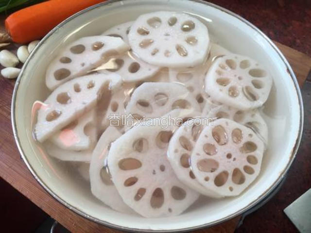 莲藕去皮切片，水中加入一汤勺的醋在放入莲藕片浸泡5分钟！