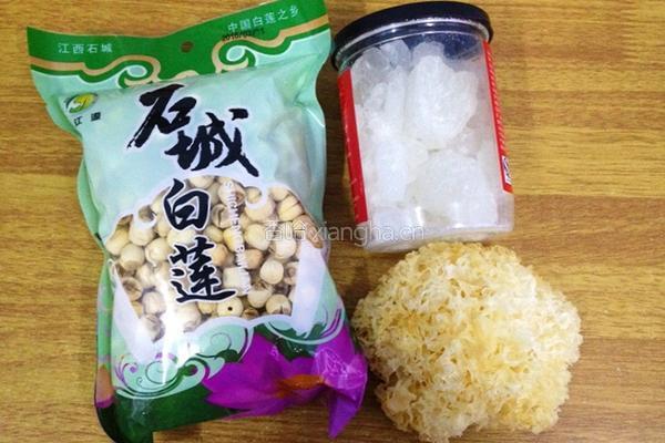 冰糖银耳莲子羹的做法图解1