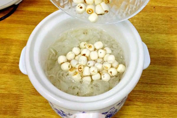 冰糖银耳莲子羹的做法图解4