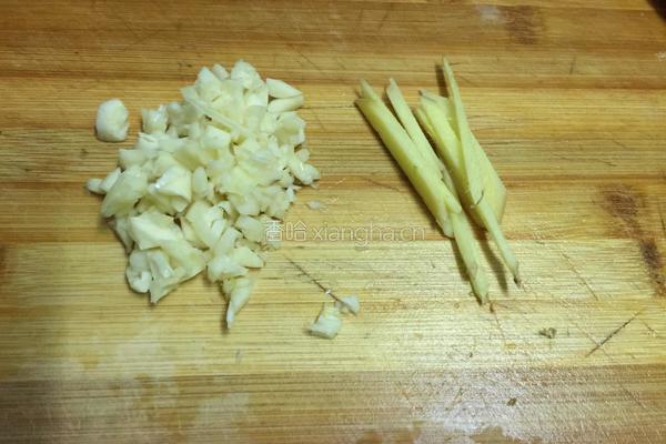 蒜香青蚕豆的做法图解2