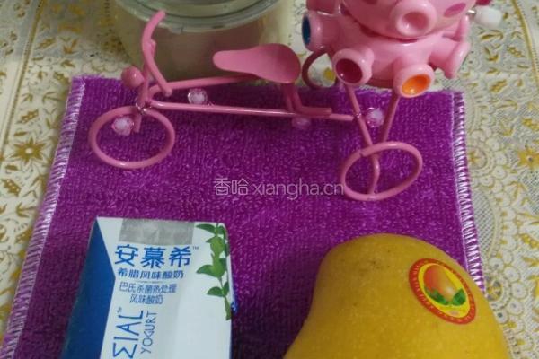 香浓芒果奶昔的做法图解1