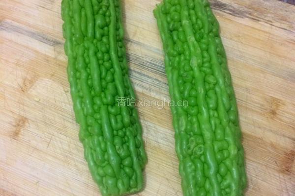 炒苦瓜的做法图解1