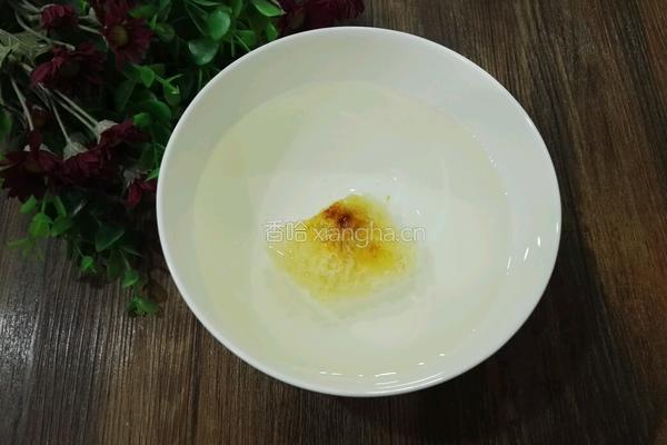 冰糖雪梨炖银耳的做法图解2