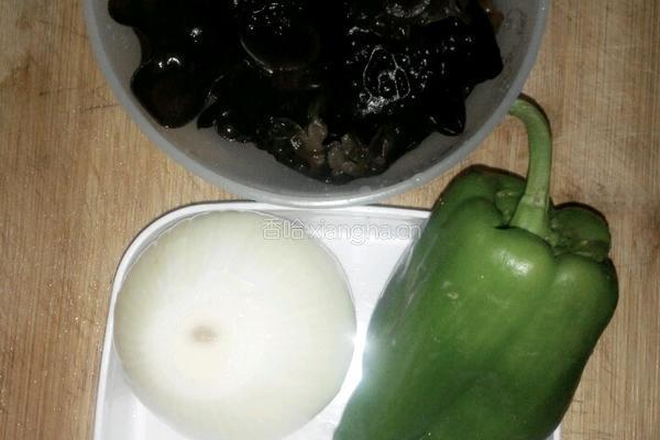 洋葱拌木耳的做法图解1