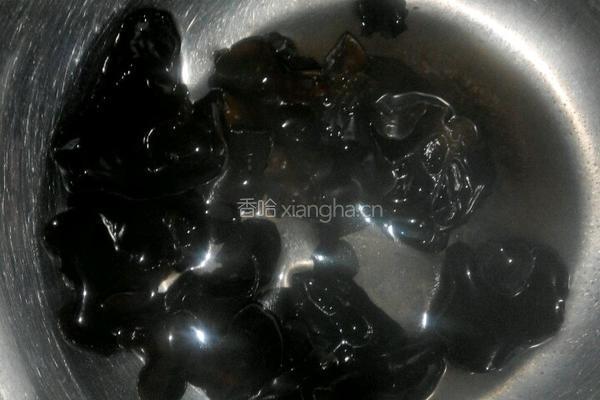 洋葱拌木耳的做法图解2