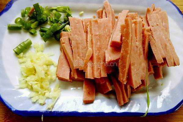豆角炒火腿的做法图解2