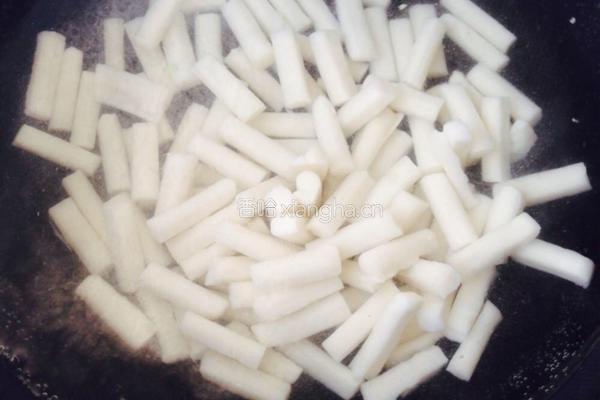 辣白菜炒年糕的做法图解3