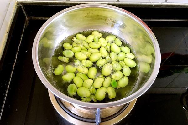 蚕豆炒腊肉的做法图解5