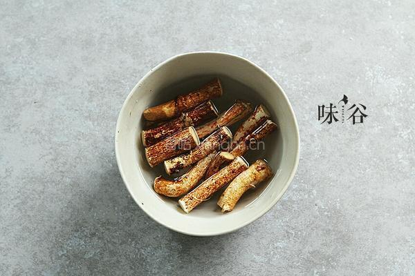五指毛桃煲猪骨的做法图解2