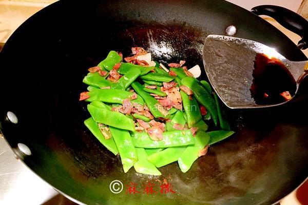 腊肠丁炒四季豆的做法图解9