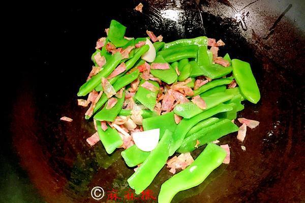 腊肠丁炒四季豆的做法图解8