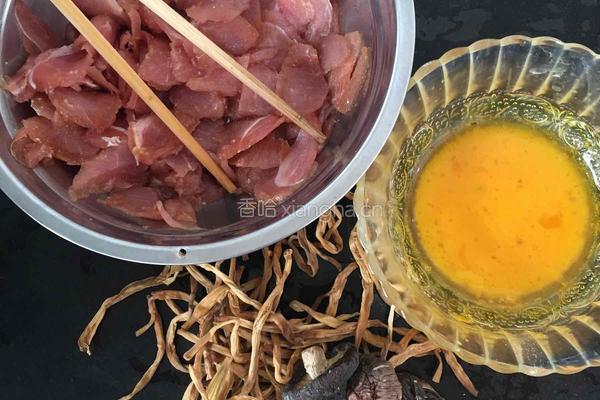 黄花菜香菇肉片汤的做法图解1