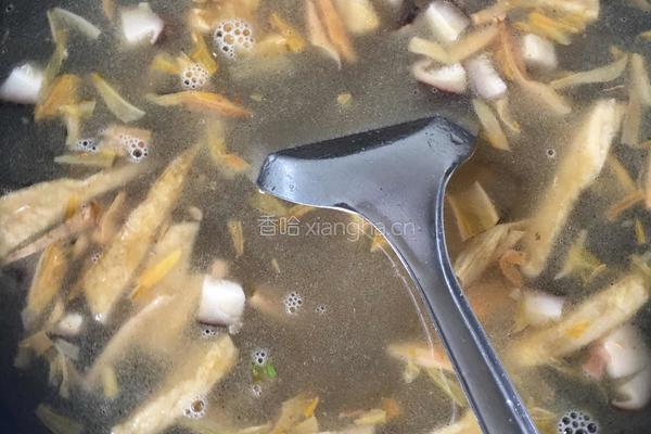 黄花菜香菇肉片汤的做法图解3