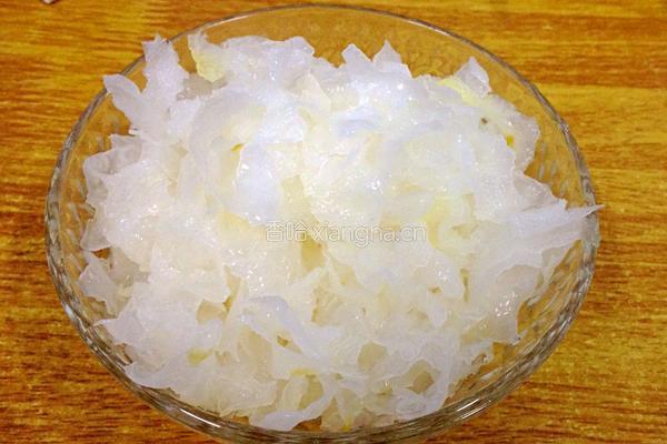 银耳雪梨汤的做法图解2