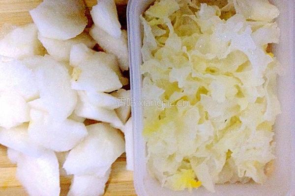 银耳雪梨汤的做法图解3