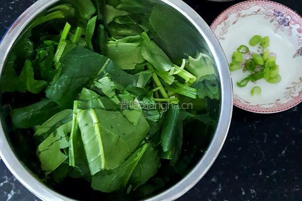 番茄鸡蛋菠菜汤的做法图解1