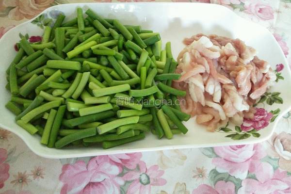 蒜苗炒肉的做法图解1