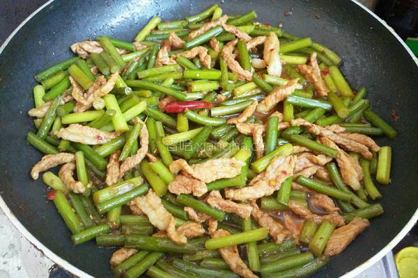 蒜苗炒肉的做法图解5