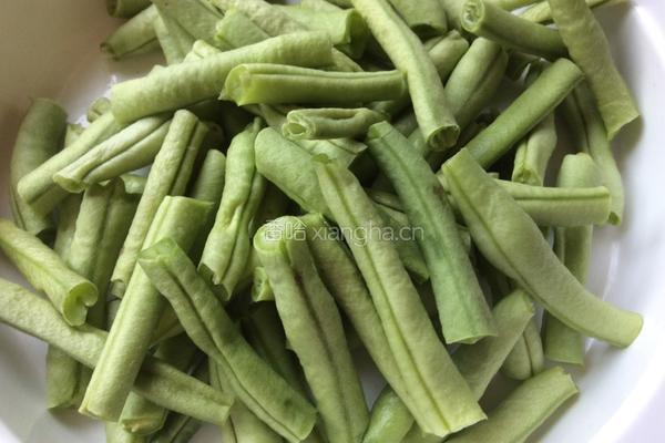 土豆烧豆角的做法图解1