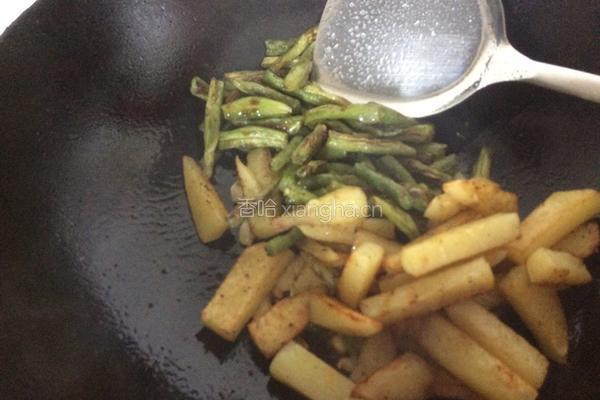 土豆烧豆角的做法图解6