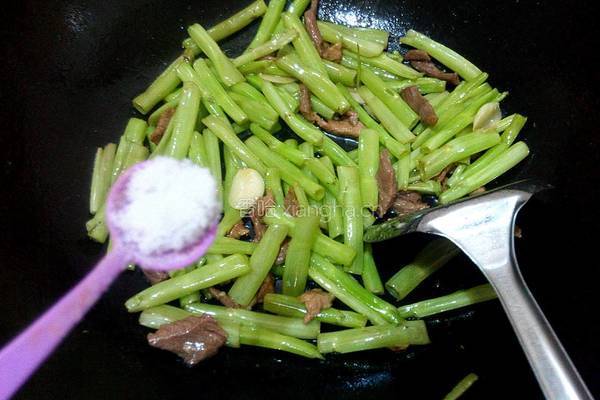 腐乳肉丝炒空心菜梗的做法图解7