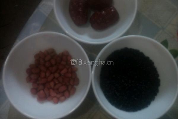 花生红枣黑米粥的做法图解1