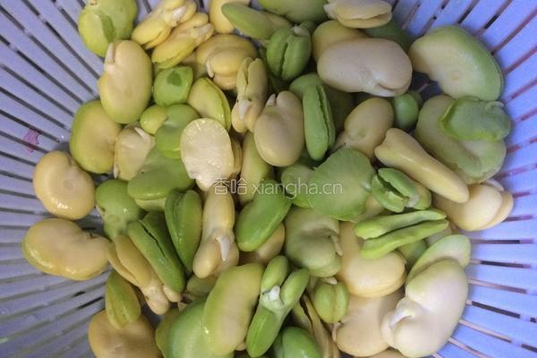 蚕豆米炒鸡蛋的做法图解1