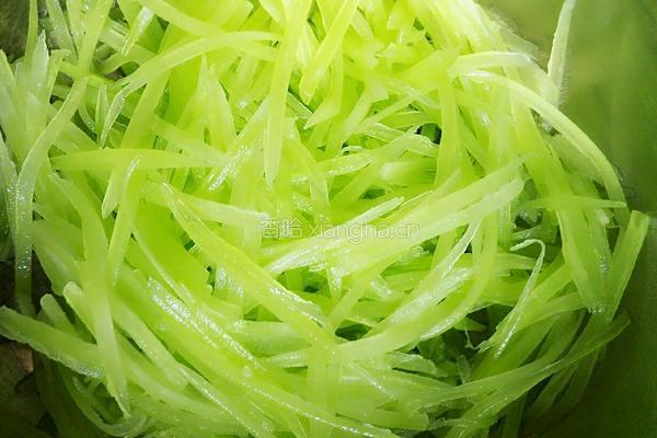 凉拌莴苣丝的做法图解2