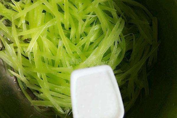 凉拌莴苣丝的做法图解3