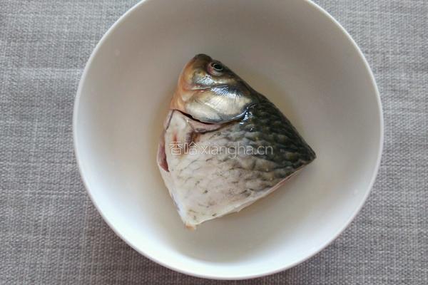 鲫鱼头豆腐汤的做法图解1