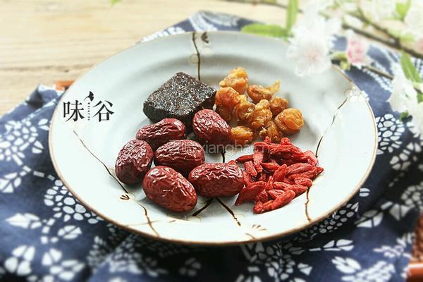红枣桂圆枸杞红糖水的做法图解1