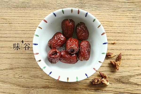红枣桂圆枸杞红糖水的做法图解3