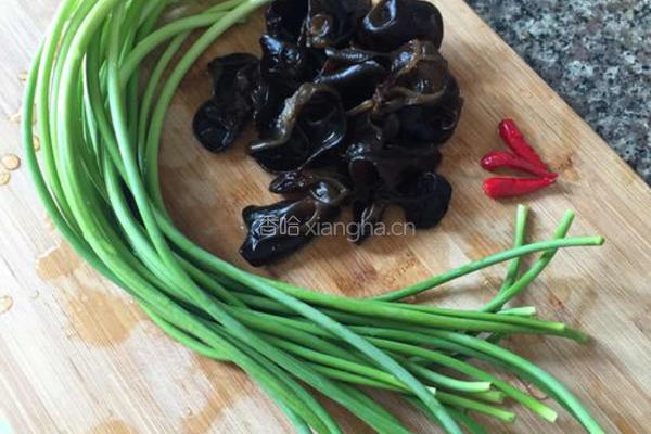 蒜苔炒木耳的做法图解1