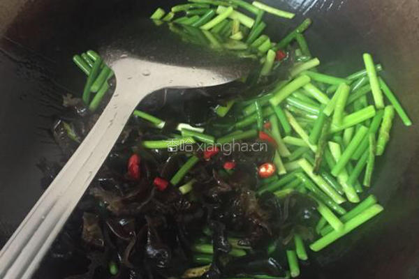 蒜苔炒木耳的做法图解5